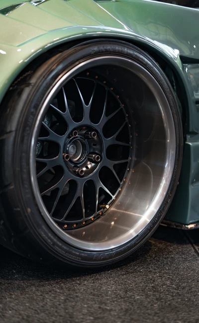 Nahaufnahme eines gr&uuml;nen Tuningsfahrzeugs mit besonderen Felgen auf der Tuning World Bodensee 2026
