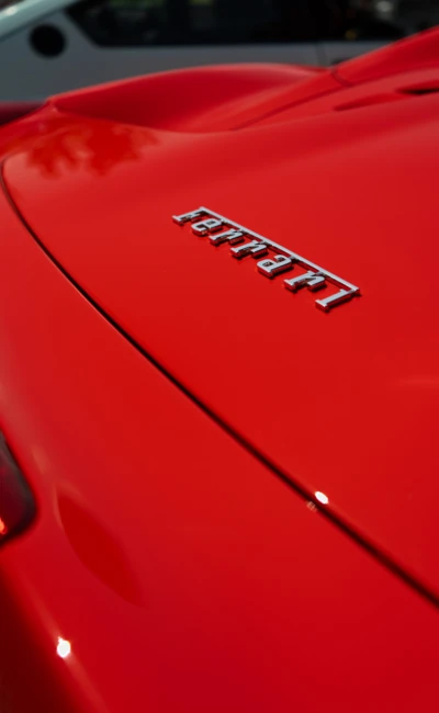 Detailaufnahme eines roten Ferrari mit sichtbarem Logo auf dem Oldtimertreffen Langen 2025
