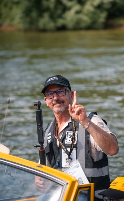 Mann in Bootsanzug mit Kamera auf Wasser, KLASSIKWELT BODENSEE 2026