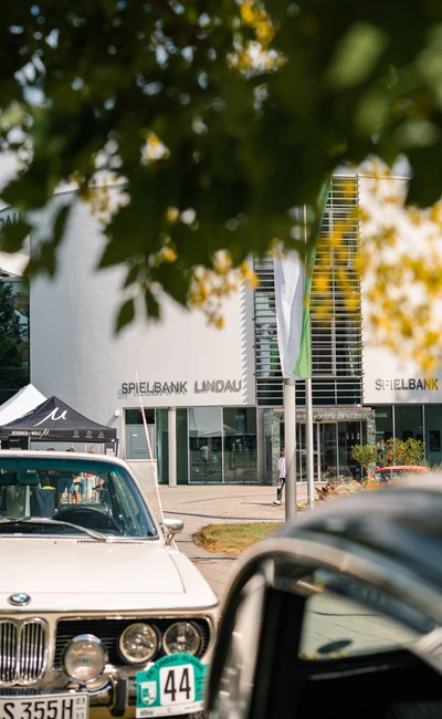 Wei&szlig;er BMW vor der Spielbank Lindau w&auml;hrend der Lindau-Klassik Rallye.