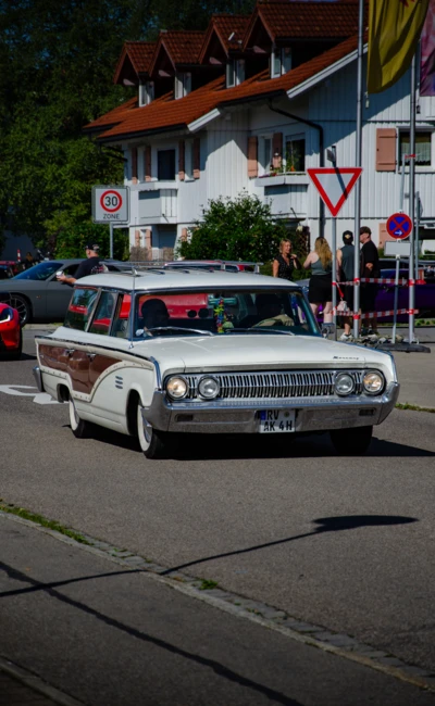 Wei&szlig;es Fahrzeug mit Holz-Optik beim American-Dream-V8 Treffen in Lindenberg