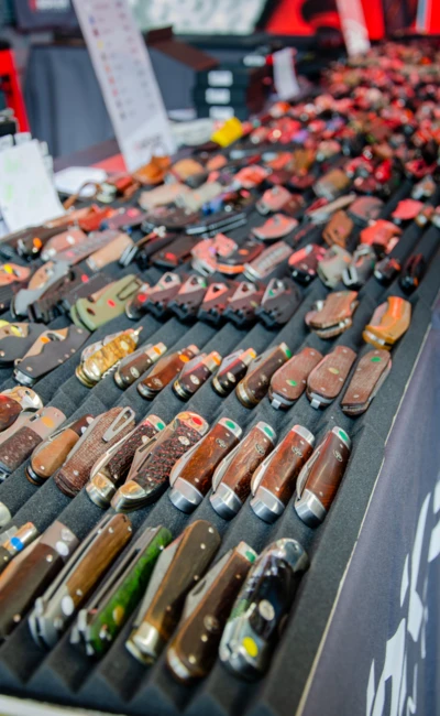 Vielfalt an Taschenmessern auf einem Ausstellerstand bei Adventure Southside 2025