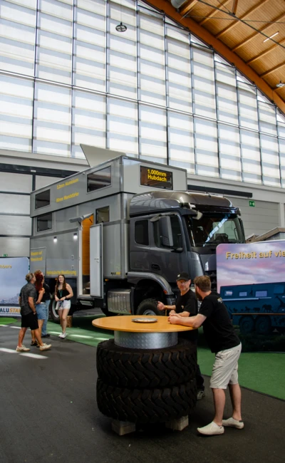 Ger&auml;umiger Reise-Lkw mit Dachaufbau auf der Adventure Southside 2025