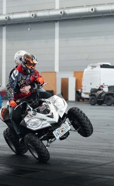 Zwei Personen auf einem wei&szlig;en Quad w&auml;hrend der Motorradwelt 2026 in Friedrichshafen