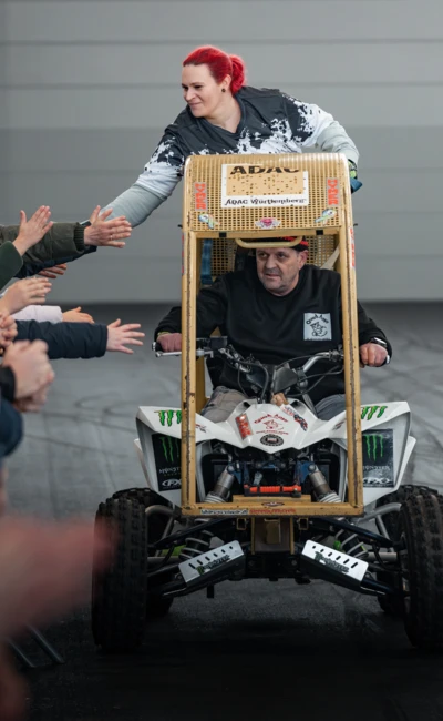 Personen geben sich die H&auml;nde w&auml;hrend einer Quad-Demonstration auf der Motorradwelt 2026 Messe in Friedrichshafen.