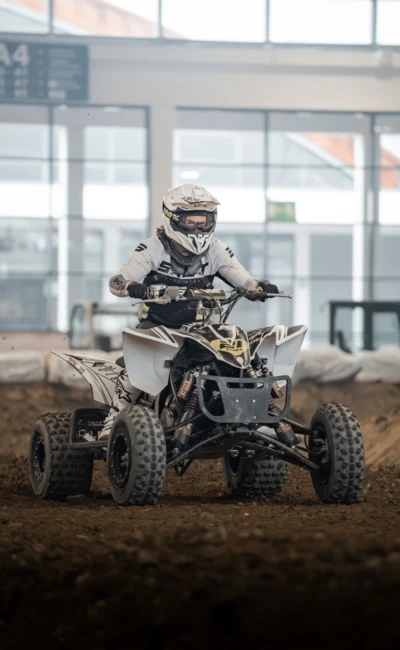 Fahrer auf einem Quad in einer Motorradmesse bei Friedrichshafen 2026