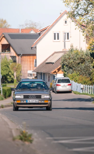 Audi auf der Stra&szlig;e in Wasserburg beim Oldtimertreffen 2026