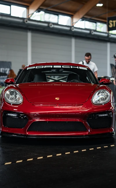 Roter Porsche 718 Cayman auf der Tuning World Bodensee 2026 in Friedrichshafen