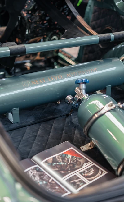 Tuning World Bodensee 2026: Gasdrucksystem in einem Fahrzeugkofferraum