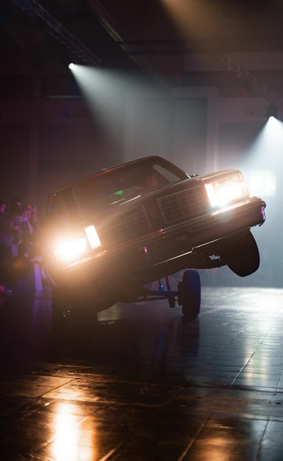 Auto f&uuml;hrt Stunt mit einem Rad auf der Tuning World Bodensee 2026 vor