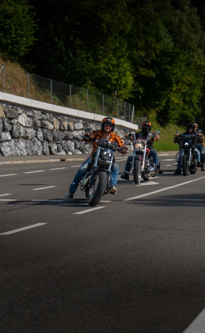 Vielzahl von Motorr&auml;dern auf der Stra&szlig;e beim Oldtimertreffen Langen 2025.