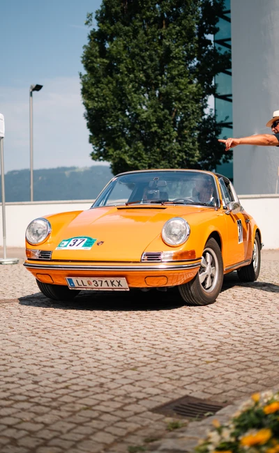 Oranger Porsche 911 mit Startnummer 397 auf der Lindau-Klassik Rallye.