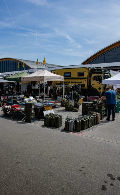 Markthalle mit milit&auml;rischem Zubeh&ouml;r und einem gelben Fahrzeug auf der Adventure Southside 2025