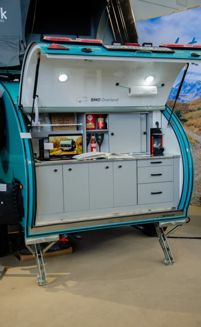 Offroad-Wohnmobil mit K&uuml;chenbereich auf der Adventure Southside 2025