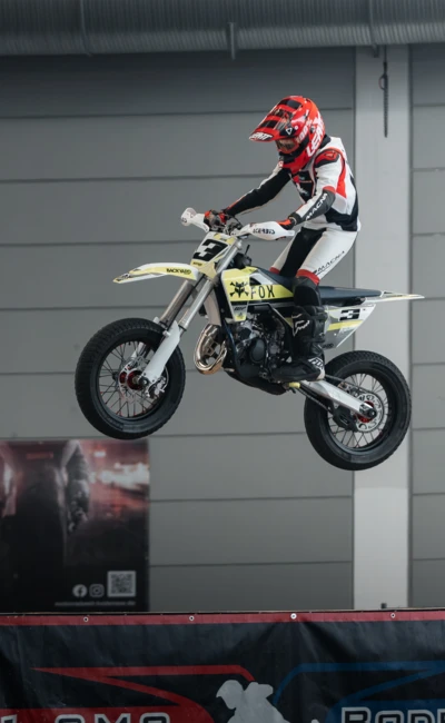 Der Fahrer springt mit einem Motorrad bei der Motorradwelt 2026 in Friedrichshafen