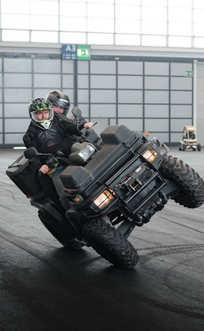 Zwei Personen auf einem Quad in einer Messehalle bei der Motorradwelt 2026