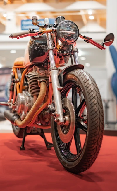 Motorrad mit verchromtem Rahmen auf rotem Teppich bei Motorradwelt 2026