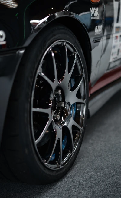 Detailansicht eines sportlichen Autos mit modifiziertem Rad auf der Tuning World Bodensee 2026