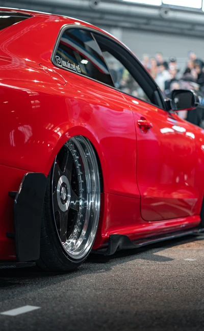 Roter Sportwagen mit tiefem Fahrwerk auf der Tuning World Bodensee 2026