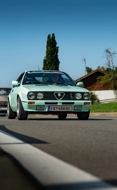 Alfa Romeo Giulietta auf der Stra&szlig;e beim Oldtimertreffen Langen 2025