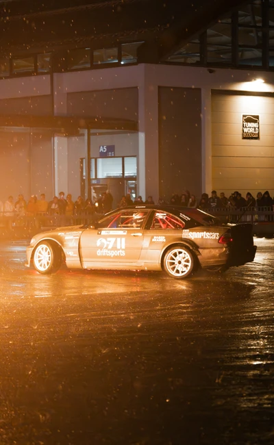 Driftfahrzeug bei der Tuning World 2026 in Friedrichshafen auf nasser Fahrbahn