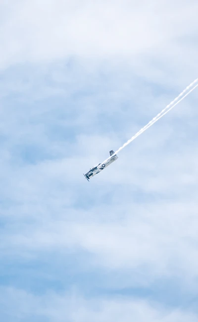 Flugzeug bei einer Aerobatic-Show &uuml;ber Friedrichshafen auf der KLASSIKWELT BODENSEE 2026