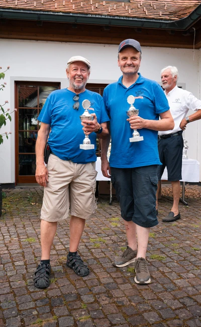 Zwei M&auml;nner mit Troph&auml;en auf der Lindau-Klassik Rallye.