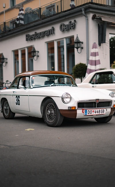 Wei&szlig;er MG B GT mit Startnummer 36 auf der Lindau-Klassik Rallye