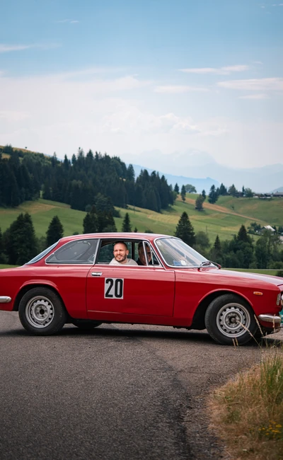 Roter Alfa Romeo mit Startnummer 20 auf der Lindau-Klassik Rallye