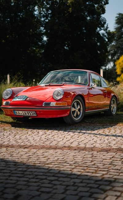 Roter Porsche 911 auf der Lindau-Klassik Rallye, Steinfelder Platz