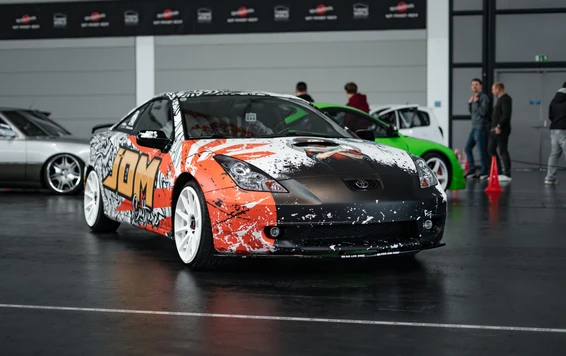 Modifiziertes Auto mit auff&auml;lliger Lackierung auf der Tuning World Bodensee 2026