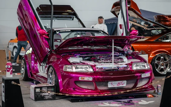 Tuning World Bodensee 2026: Purer Fahrzeugumbau in pinkem Design