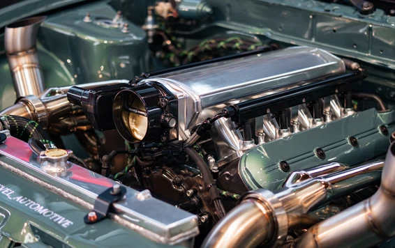 Detailaufnahme eines Motorraums mit modifiziertem Motor auf der Tuning World Bodensee 2026