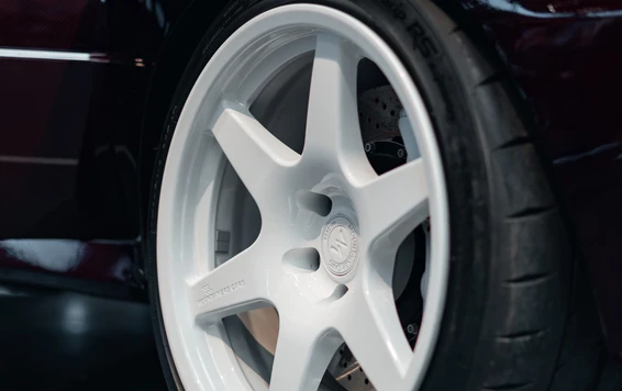 Nahaufnahme eines Autos mit wei&szlig;en Felgen auf der Tuning World Bodensee 2026