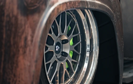Detailaufnahme einer veredelten Fahrzeugfelge auf der Tuning World Bodensee 2026