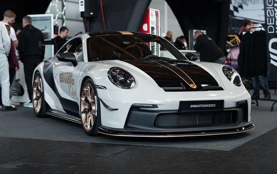 Präsentation eines modifizierten Porsche 911 GT3 im Messebereich Porsche 911 GT3 auf der Tuning World Bodensee 2026 in Friedrichshafen