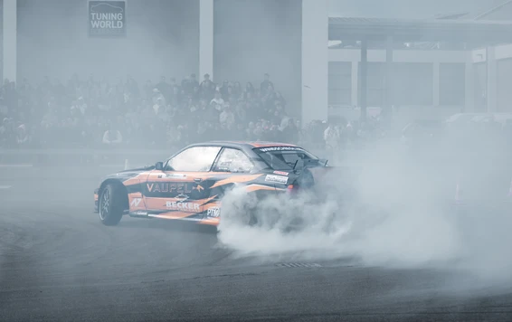 Driftender Rennwagen in rauchiger Umgebung auf der Tuning World Bodensee 2026