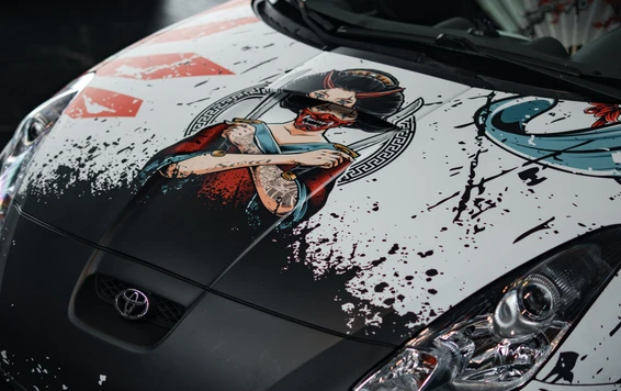 Toyota mit auff&auml;lliger Lackierung und k&uuml;nstlerischem Design auf Tuning World Bodensee 2026
