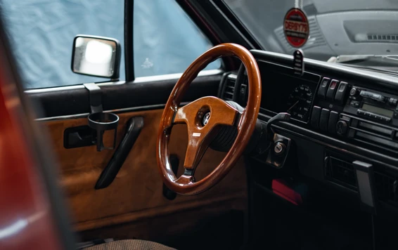 Fahrzeug Innenraumaufnahme auf der Tuning World Bodensee 2026 Innenansicht eines roten Fahrzeugs mit Holzlenkrad auf der Tuning World Bodensee 2026