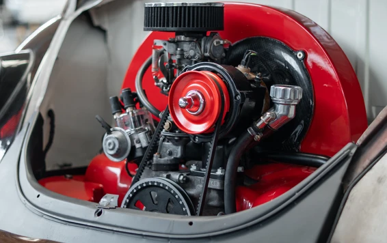 Motorenpräsentation bei der Tuning World Bodensee 2026. Blick auf den Motor eines umgebauten VW Käfers auf der Tuning World Bodensee 2026.