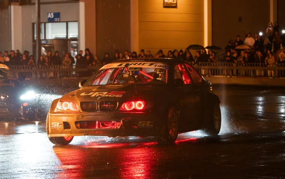 Drift-Event während der Tuning World 2026 BMW Fahrzeug driftet bei Tuning World 2026 in Friedrichshafen