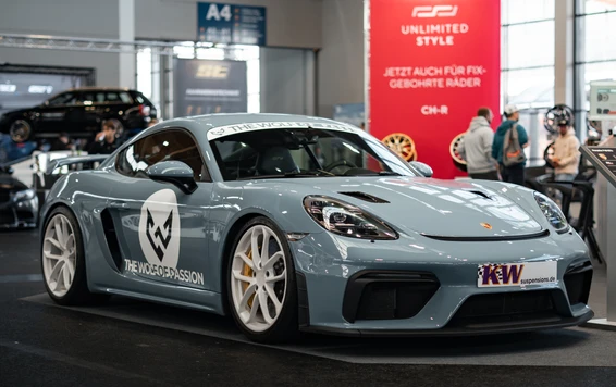 Grauer Porsche 718 Cayman mit Sponsorenlogo auf der Tuning World Bodensee 2026