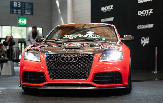 Tuning World Bodensee 2026 in Friedrichshafen Rote Audi RS7 Limousine mit modifiziertem Look auf der Tuning World Bodensee 2026