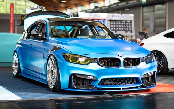 BMW M4 in blauer Lackierung auf der Tuning World Bodensee 2026