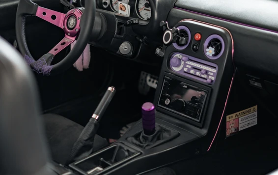 Detailaufnahme eines getunten Autos auf der Tuning World Bodensee 2026 Sportliches Auto-Interieur mit pinken Akzenten, Tuning World Bodensee 2026