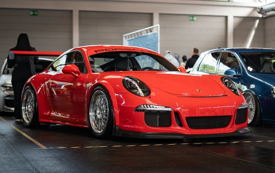Roter Porsche 911 GT3, Tuning World Bodensee 2026, Ausstellungshalle