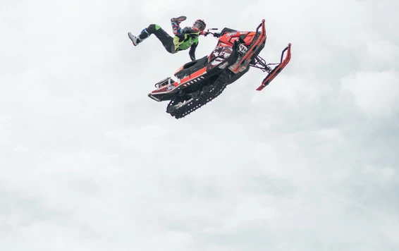 Akrobatik-Show mit einem fahrenden Schneemobil auf der Tuning World Bodensee 2026