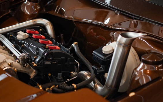 Motorraum eines modifizierten Fahrzeugs auf der Tuning World Bodensee 2026