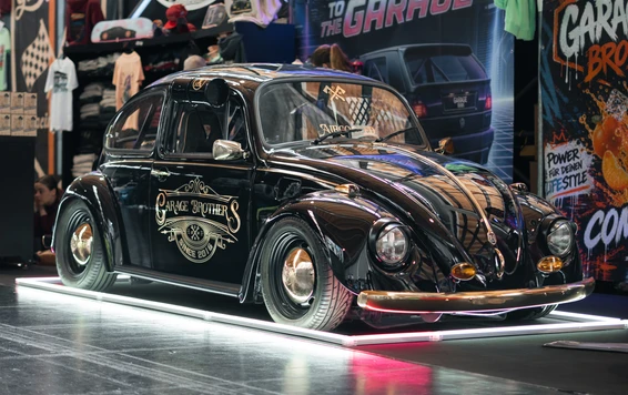 Tuning World Bodensee 2026 in Friedrichshafen. Schwarzer Volkswagen Käfer auf der Tuning World Bodensee 2026