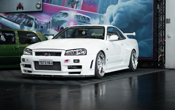 Wei&szlig;er Nissan Skyline GT-R vor SONAX-Stand auf Tuning World Bodensee 2026